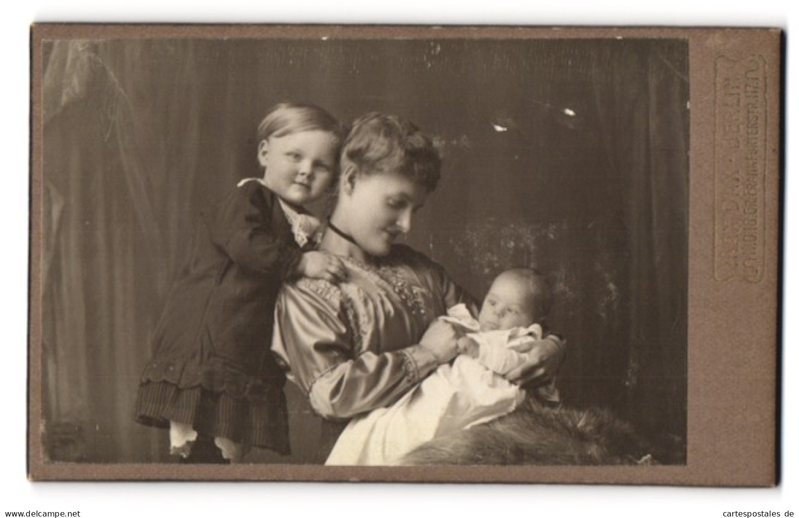 Fotografie Max Dax, Berlin, Gr. Frankfurterstr. 117, Portrait Stolte Mutter Mit Kindern  - Anonyme Personen