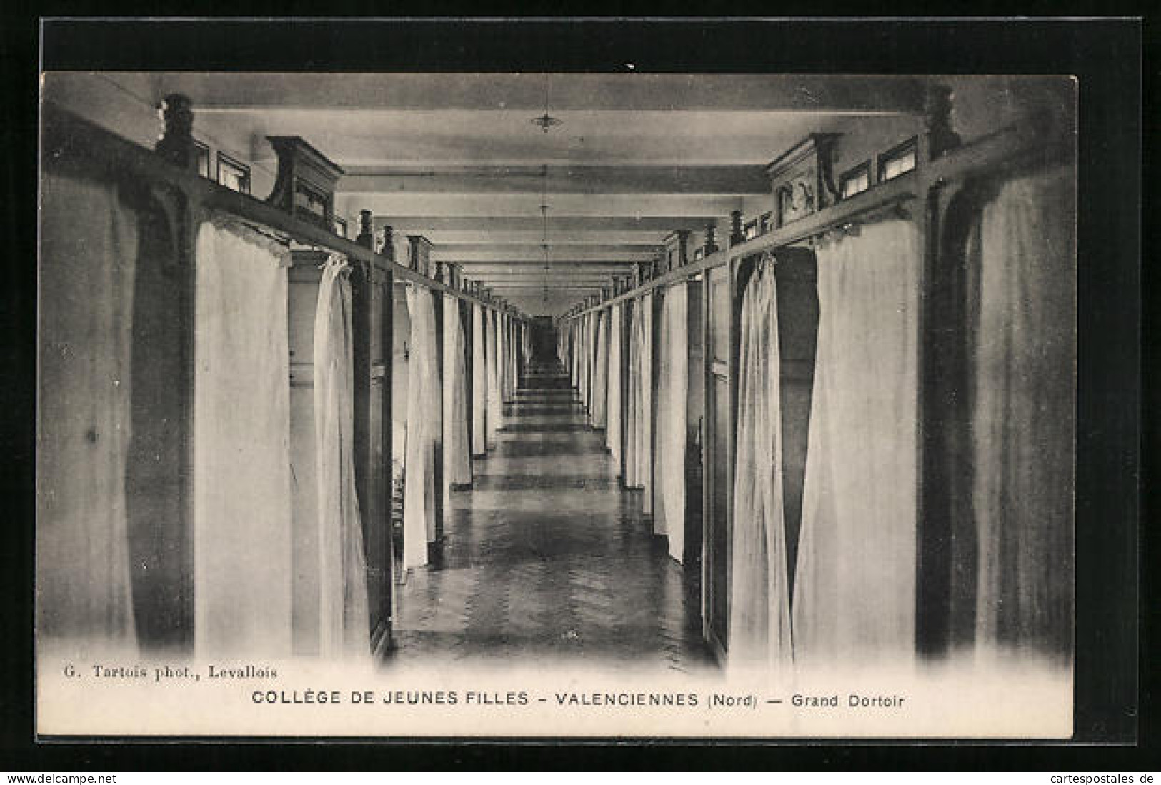 CPA Valenciennes, Collège De Jeunes Filles, Grand Dortoir  - Valenciennes
