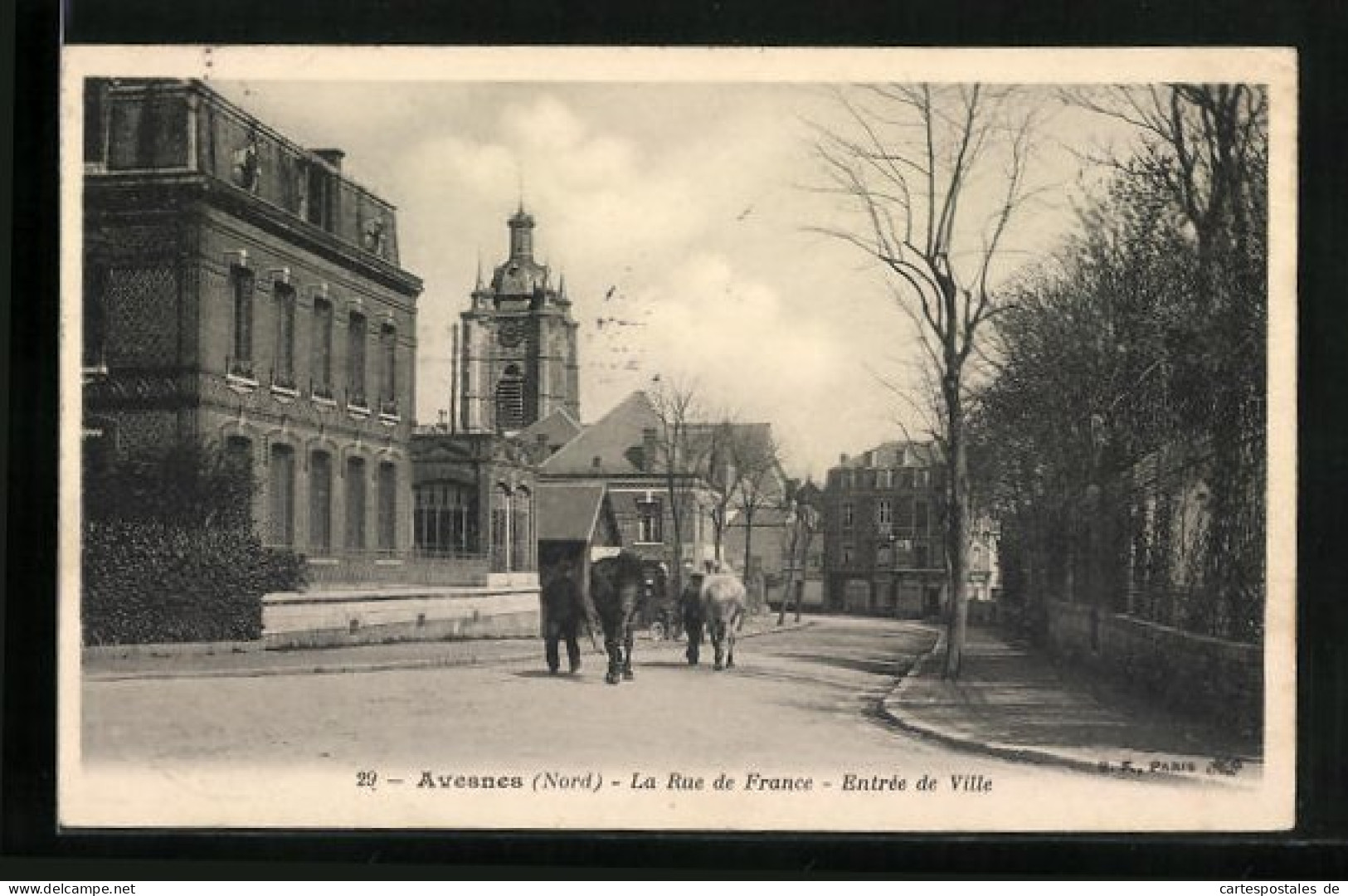 CPA Avesnes, La Rue De France, Entrée De Ville  - Autres & Non Classés