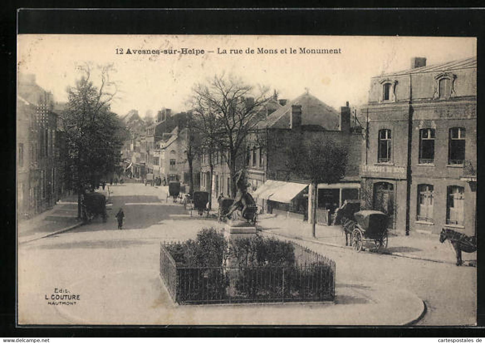 CPA Avesnes-sur-Helpe, La Rue De Mons Et Le Monument  - Avesnes Sur Helpe