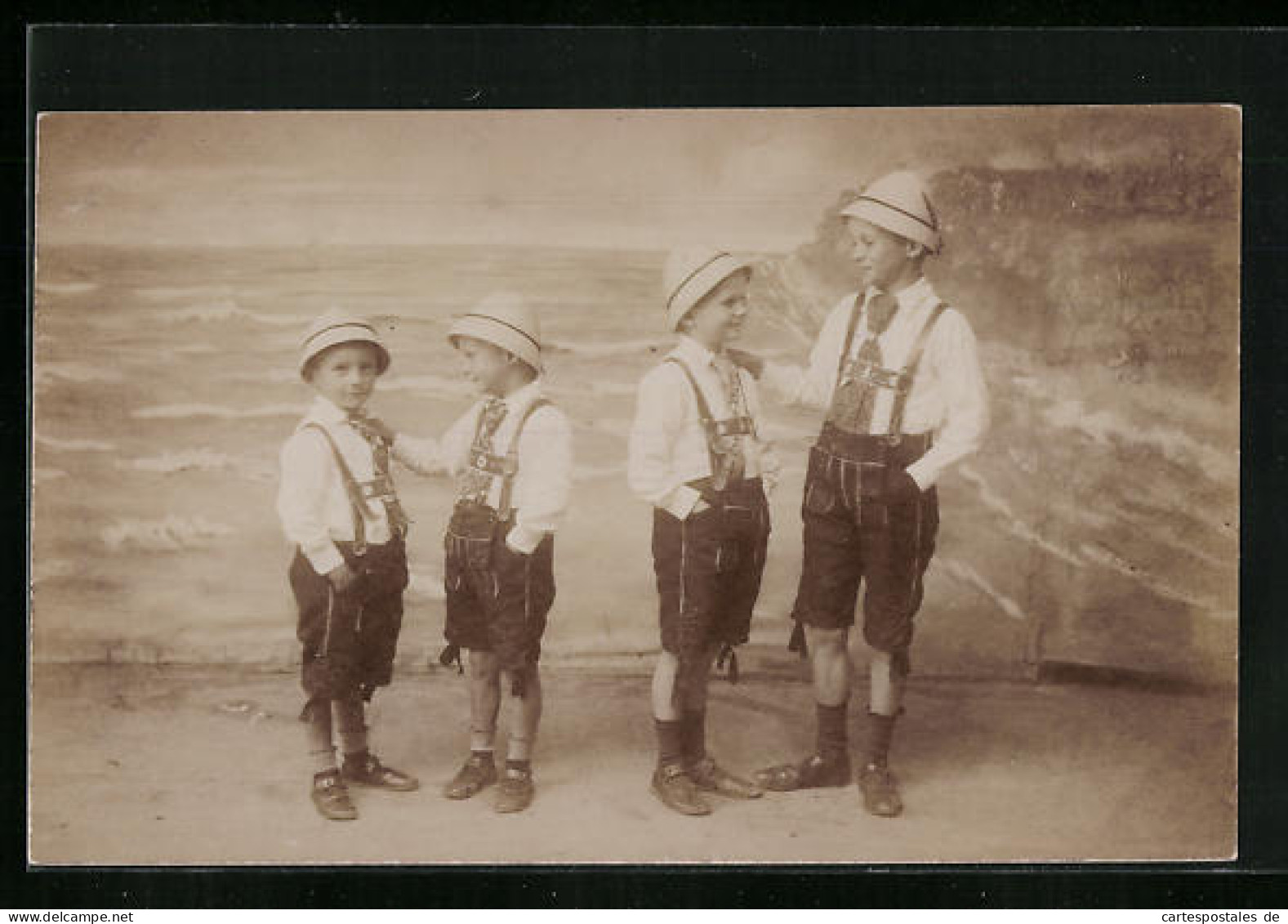 Foto-AK Vier Jungen In Trachtenhosen In Einer Studiokulisse  - Photographs