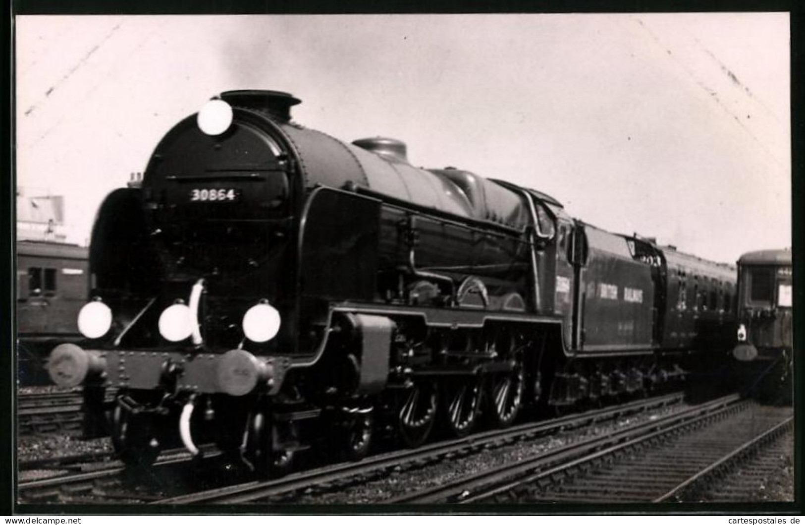 Fotografie Britische Eisenbahn, Personenzug Mit Dampflok, Tender-Lokomotive Nr. 30864  - Treinen