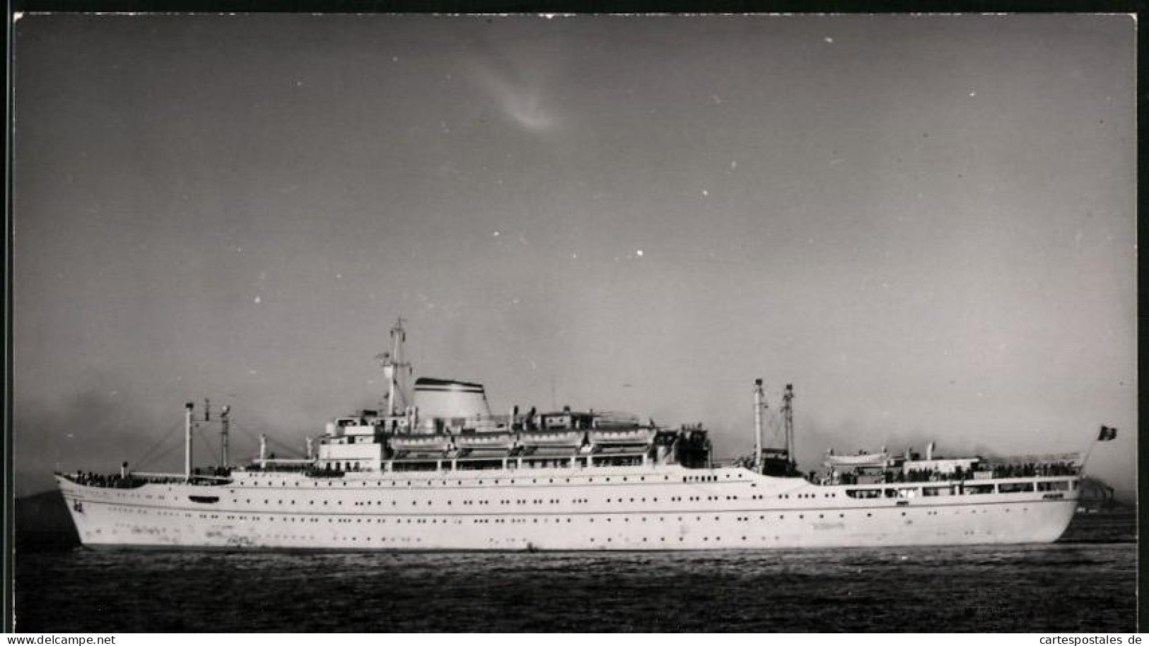 Fotografie Dampfer - Passagierschiff Africa Bei Langsamer Fahrt  - Schiffe