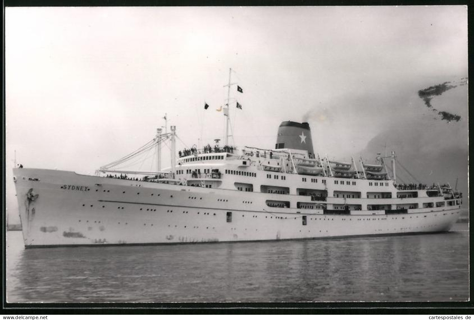 Fotografie Dampfer - Passagierschiff Sydney Bei Langsamer Fahrt  - Barcos