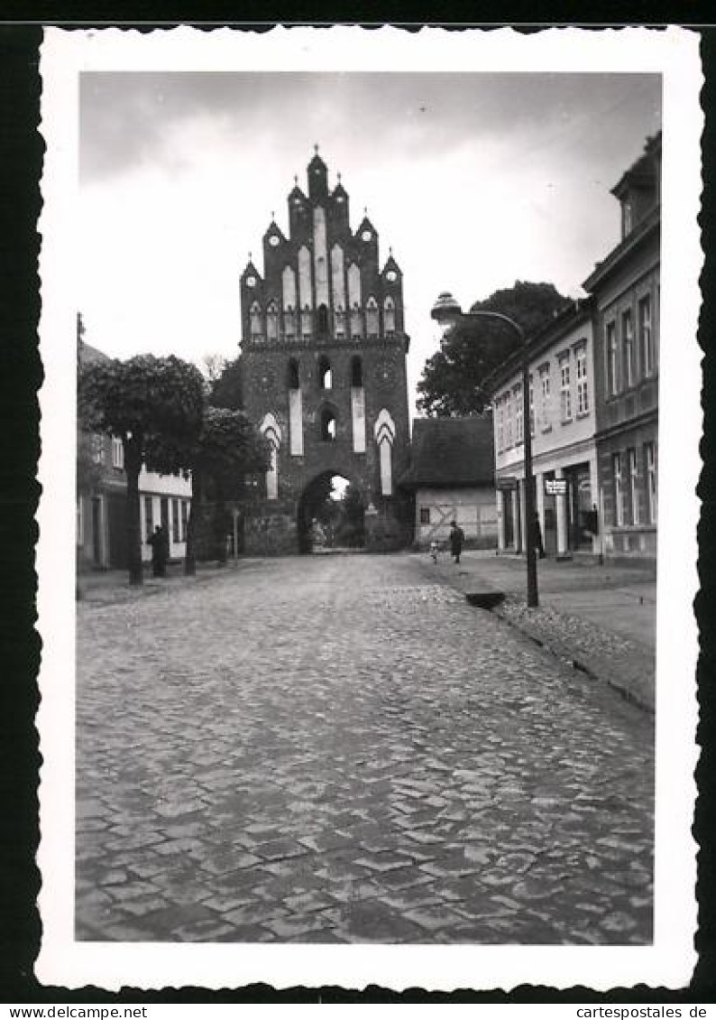 Fotografie Unbekannter Fotograf, Ansicht Neubrandenburg, Neues Tor Der Alten Stadtmauer  - Orte
