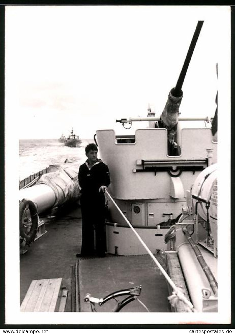 Fotografie Kriegsschiff Der Bundesmarine, Matrose An Deck Neben Flak-Geschütz  - Guerre, Militaire