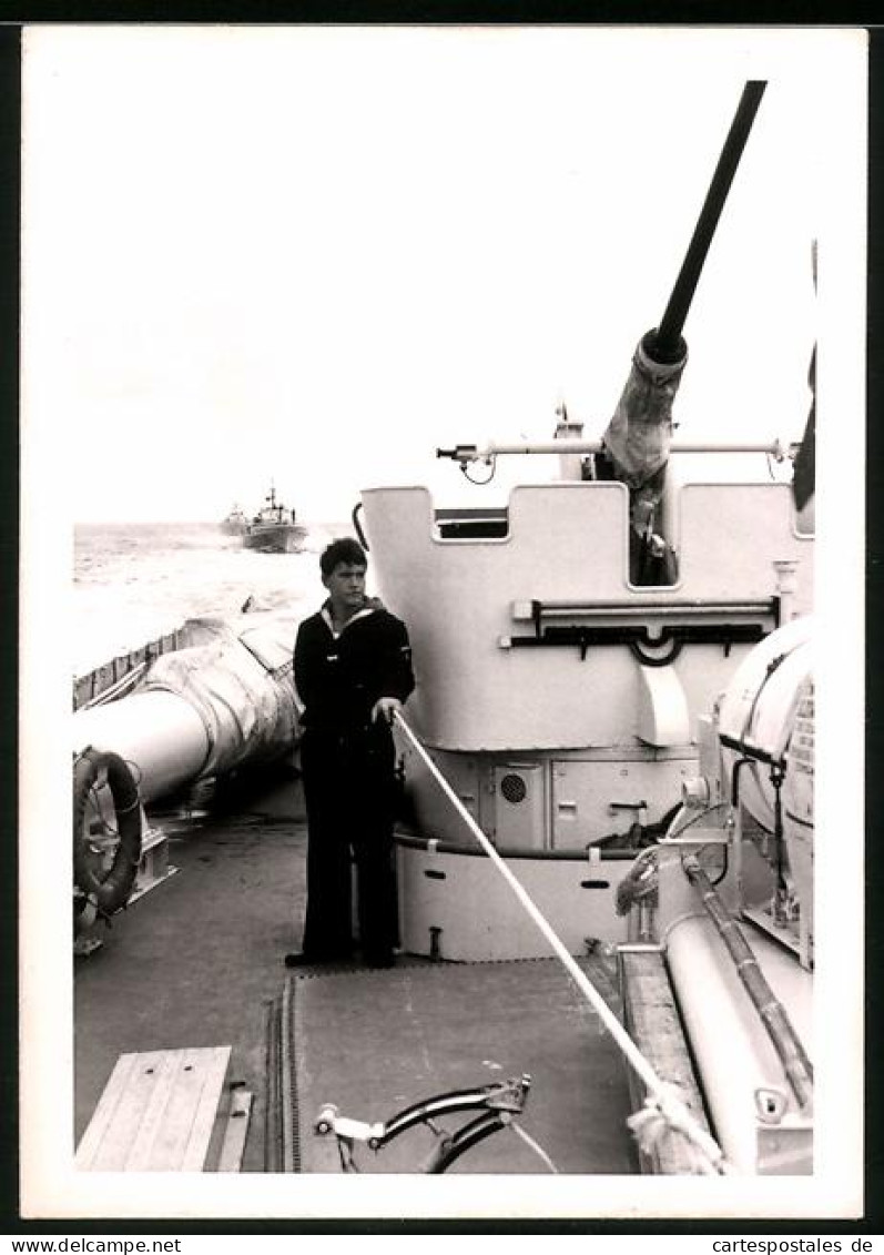 Fotografie Bundesmarine, Matrose Auf Einem Kriegsschiff Neben Geschütz Stehend  - Guerre, Militaire
