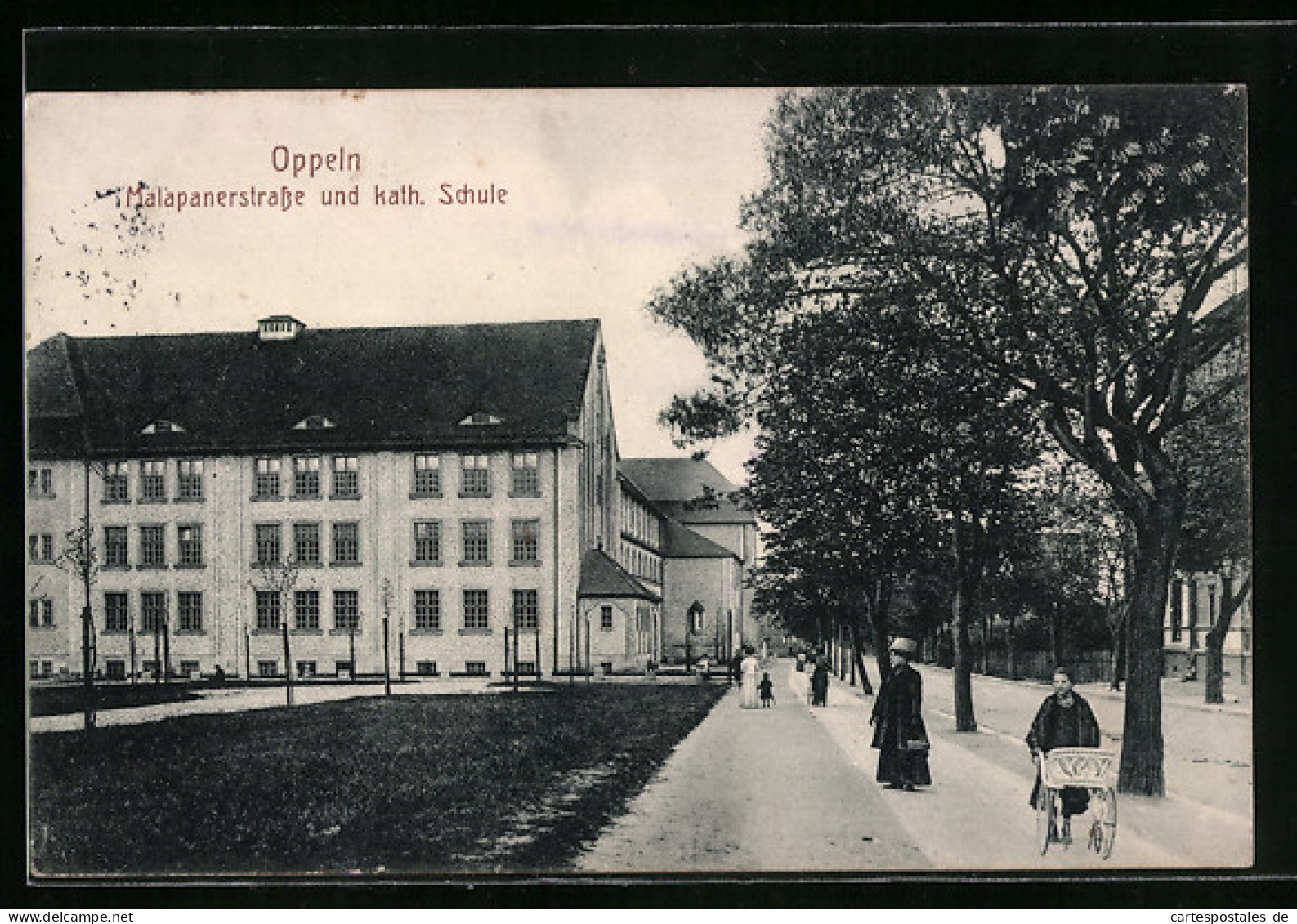 AK Oppeln, Malapanerstrasse Und Katholische Schule, Mit Passantinnen  - Schlesien