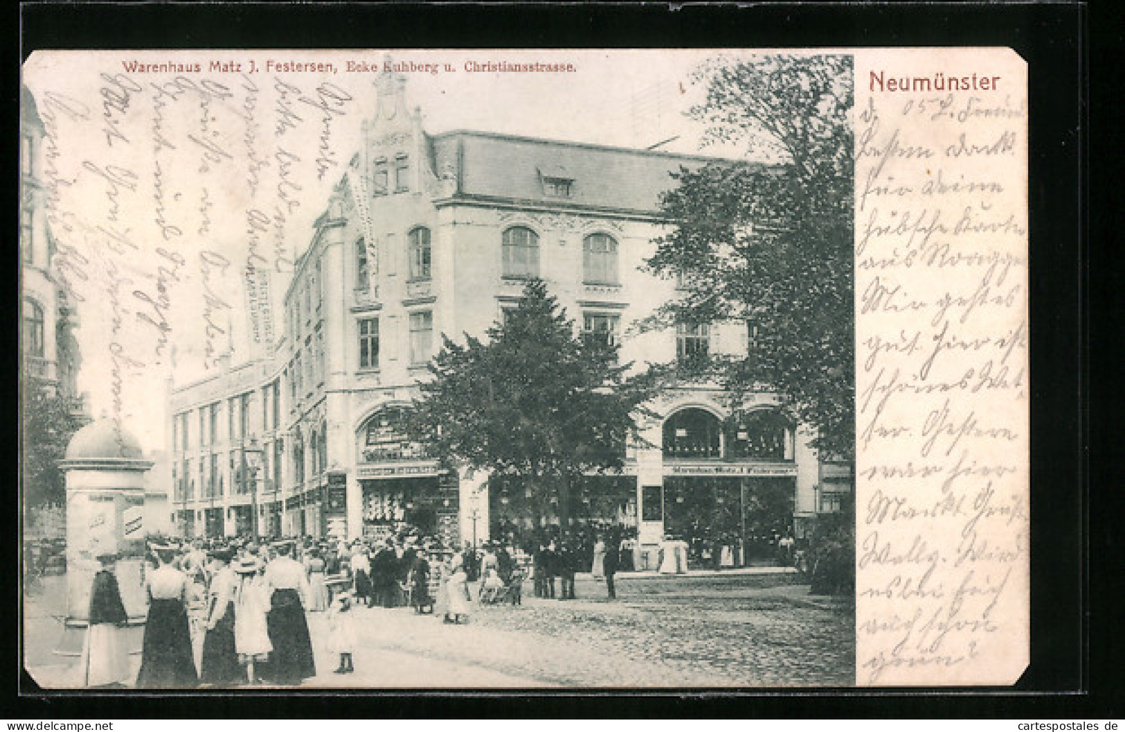 AK Neumünster, Strassenpartie Mit Menschenmenge Vor Dem Warenhaus Festersen, Ecke Kuhberg Und Christianstrasse  - Neumuenster