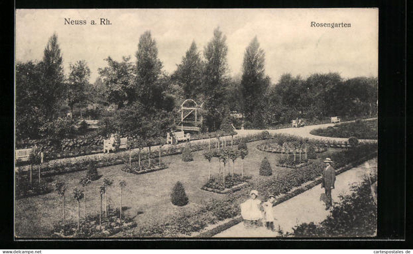 AK Neuss A. Rh., Spaziergänger Im Rosengarten  - Neuss