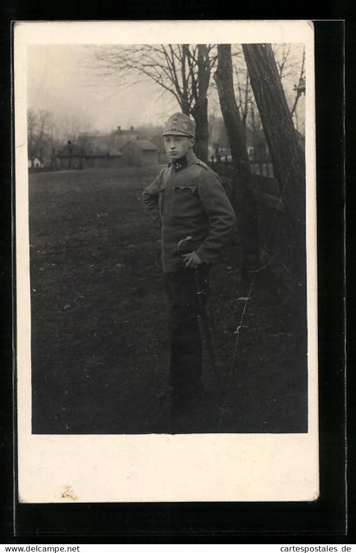 Foto-AK Junger österreichischer Soldat Auf Einem Feld Vor Einer Ortschaft  - Sonstige & Ohne Zuordnung