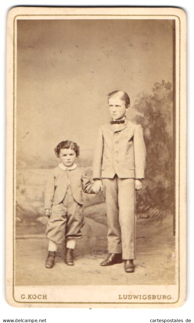 Fotografie C. Koch, Ludwigsburg, Junge Im Anzug Mit Kleinem Bruder An Der Hand  - Anonyme Personen