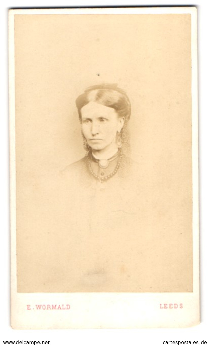 Photo E. Wormald, Leeds, Great George Street, Hübsche Dame Mit Kragenbrosche  - Anonyme Personen