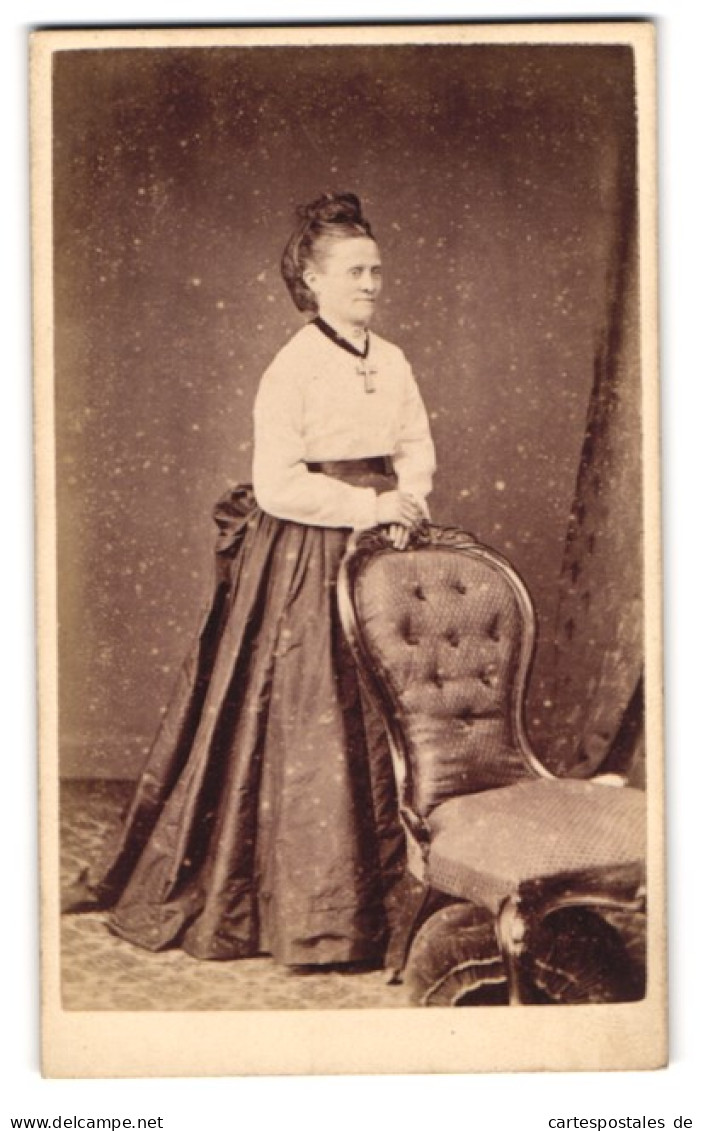 Photo J. Thirlwall, Hereford, 18, King Street, Bürgerliche Dame Mit Kreuzkette  - Anonieme Personen