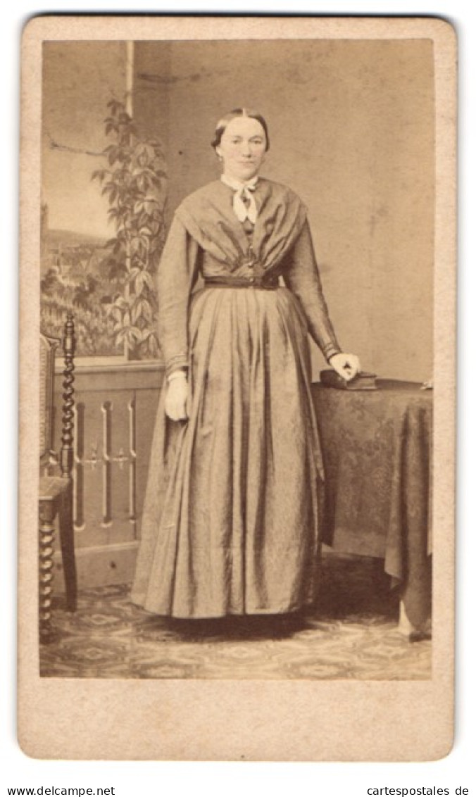 Fotografie Wilhelm Mayer, Esslingen, Kronenstrasse, Junge Dame Im Modischen Kleid  - Anonieme Personen