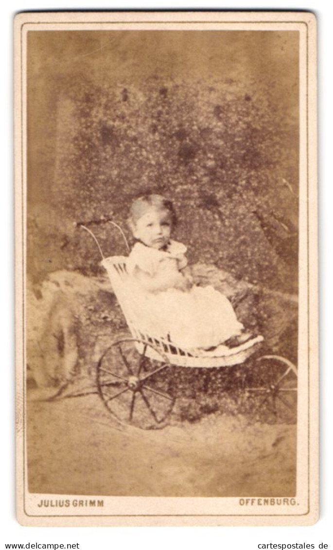 Fotografie Julius Grimm, Offenburg /Baden, Kleines Mädchen Im Kleid Im Kinderwagen  - Anonieme Personen