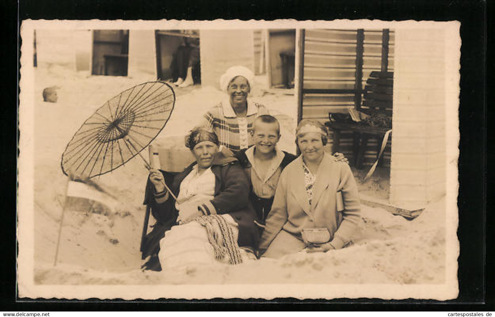 Foto-AK Borkum, Drei Damen Und Ein Knabe In Einer Sandburg, 1927  - Mode