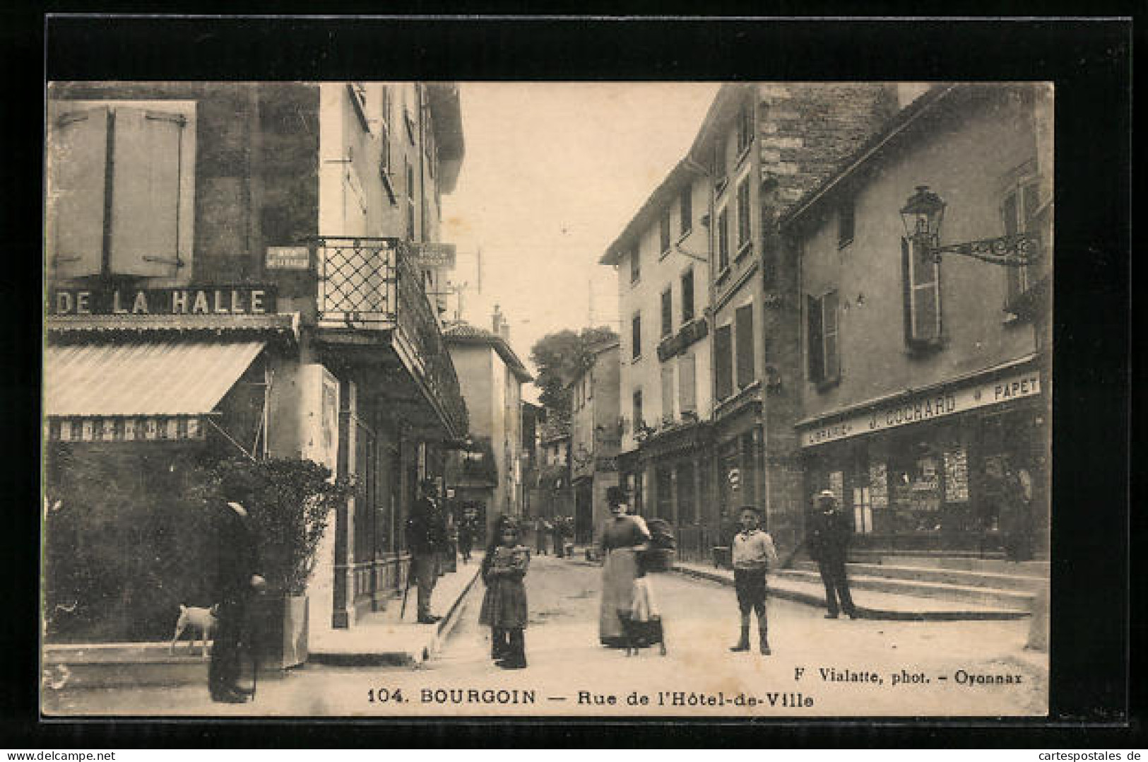 CPA Bourgoin, Rue De L`Hotel-de-Ville  - Bourgoin