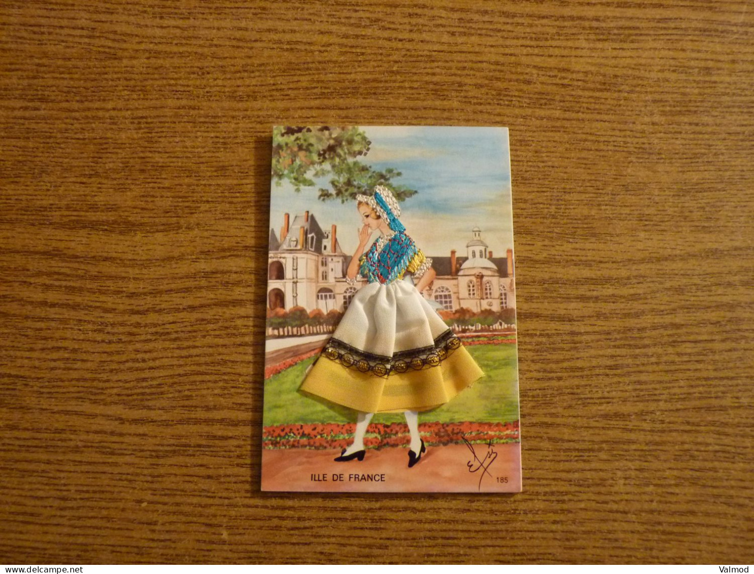 Carte Brodée "Ille De France" - Jeune Femme Costume Brodé/Tissu- 9,8x14,8cm Env. - Bestickt