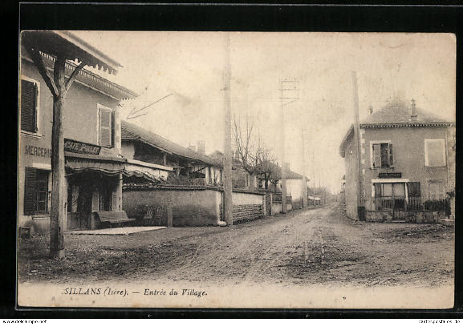 CPA Sillans, Entrée Du Village, Cafe Poulet  - Sonstige & Ohne Zuordnung