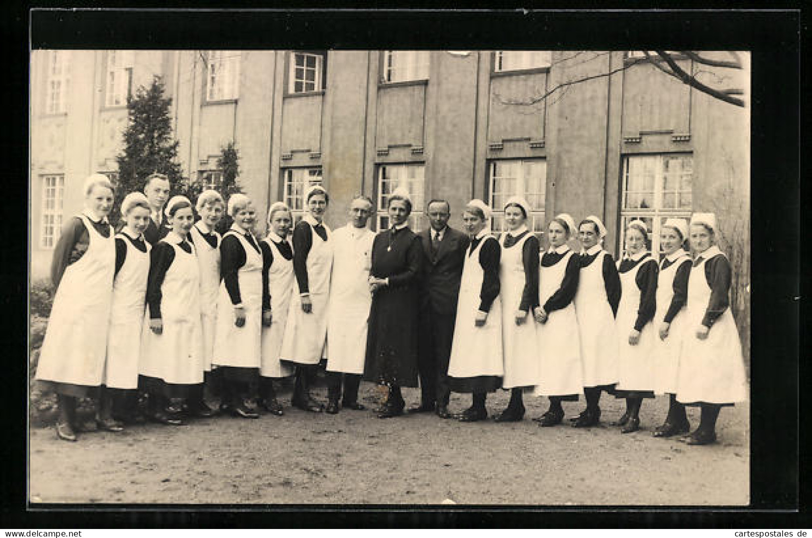 Foto-AK Schwestern Vor Einem Krankenhaus, Gruppenfoto  - Salud