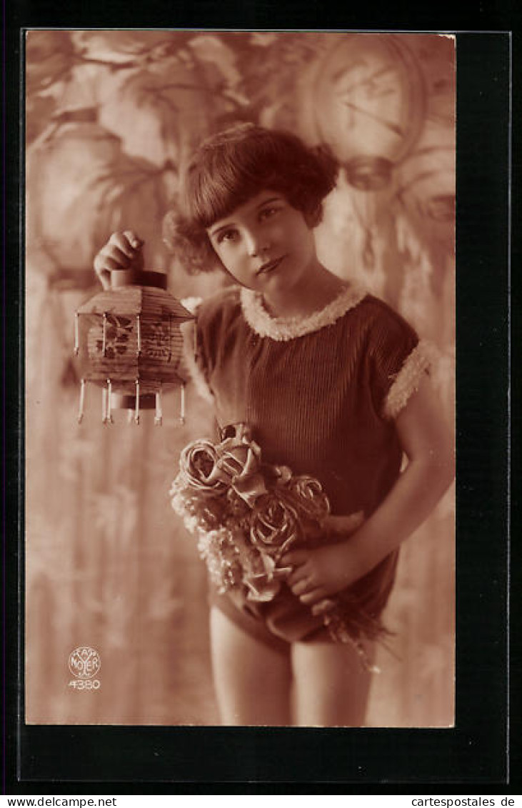 Foto-AK A. Noyer Nr. 4380: Kind Mit Papierlampion Und Blumenstrauss  - Fotografie
