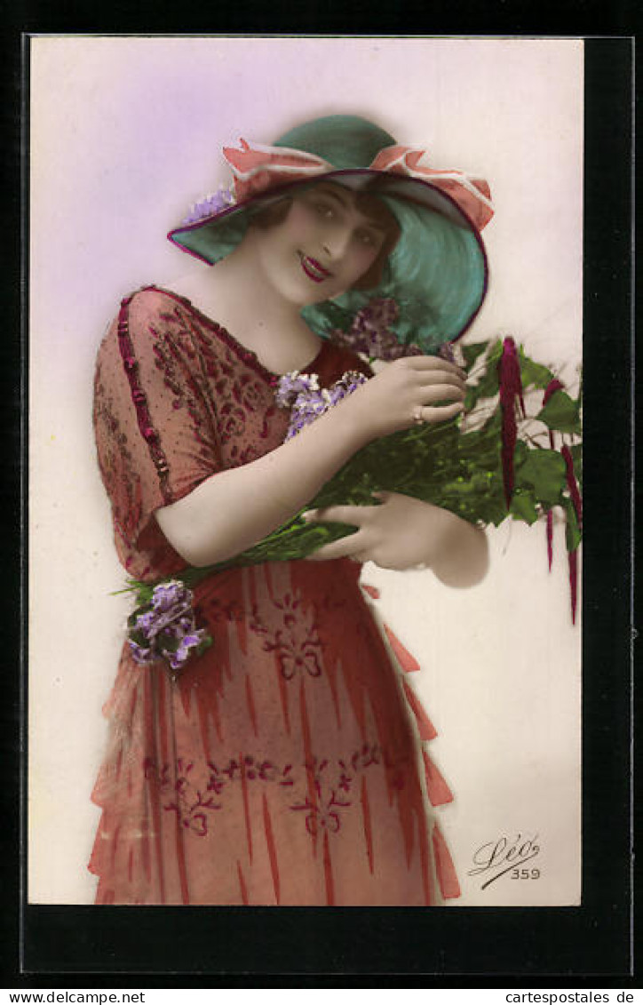 Foto-AK Leo, Paris Nr. 359: Dame Im Luftigen Kleid Mit Blumen  - Fotografía