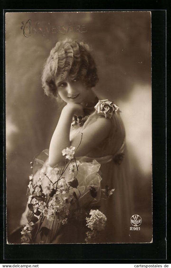 Foto-AK A. Noyer Nr. 2921: Hübsche Dame Mit Blumenarrangement, Anniversaire  - Photographie