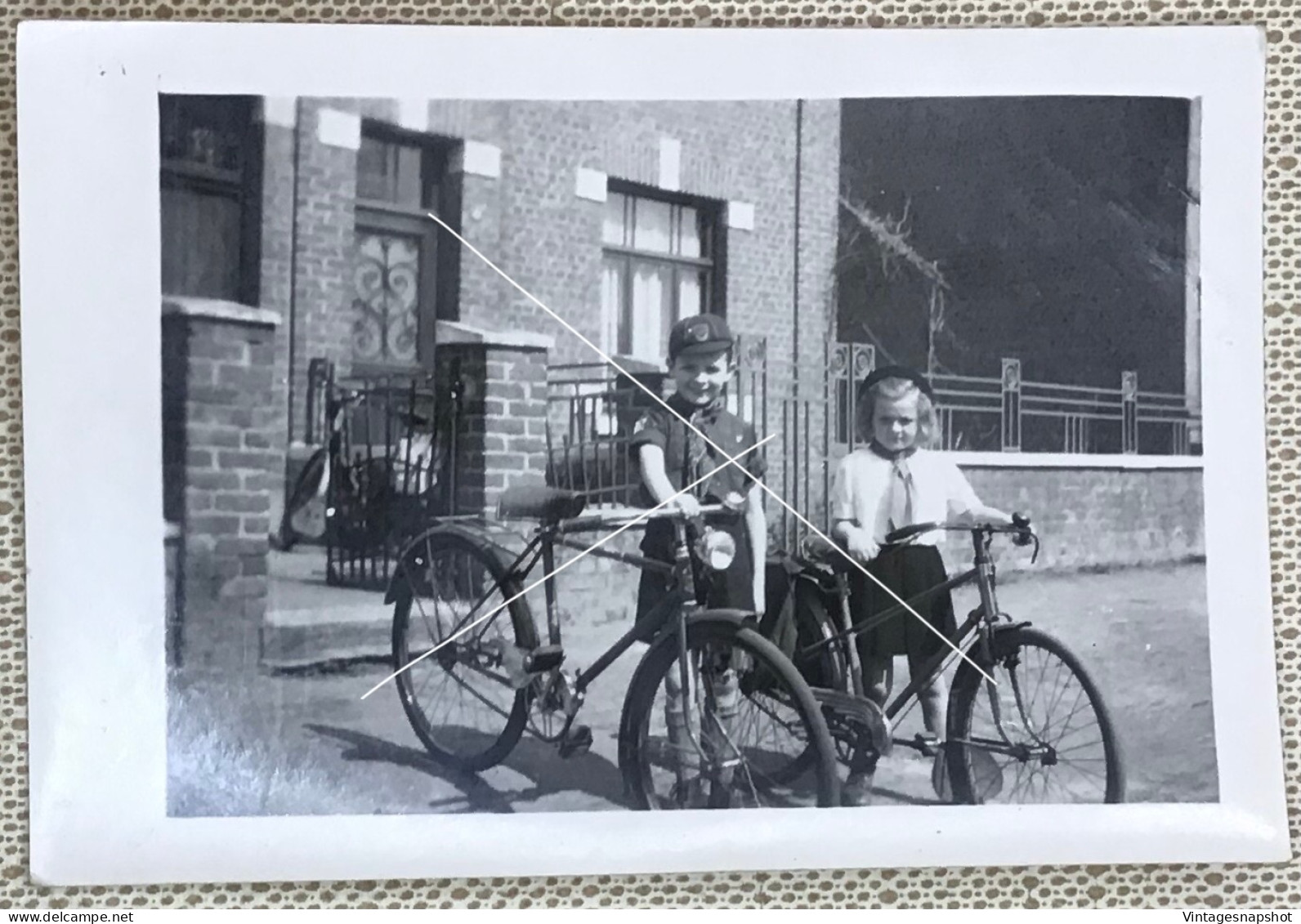 Scoutisme Un Louveteau Et Une Jeune Guide Posants Avec Leurs Vélos Photo Snapshot Datée 1947 - Persone Anonimi