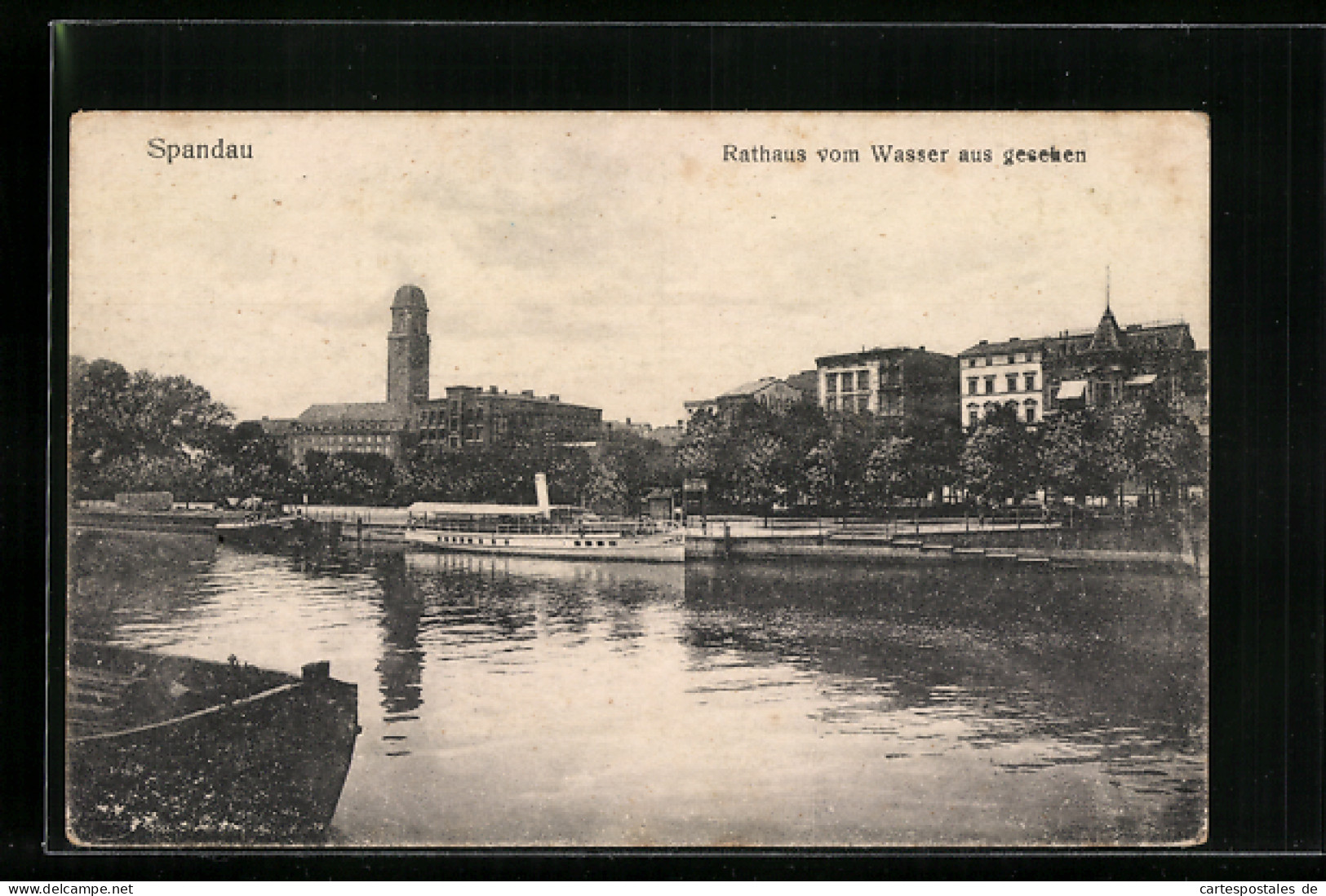 AK Berlin-Spandau, Blick Vom Wasser Auf Das Rathaus  - Spandau