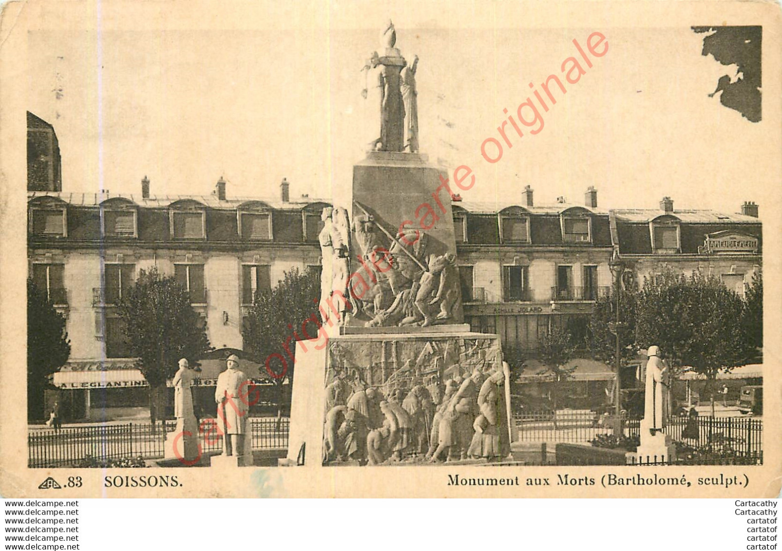 02.  SOISSONS .  Monument Aux Morts . - Soissons