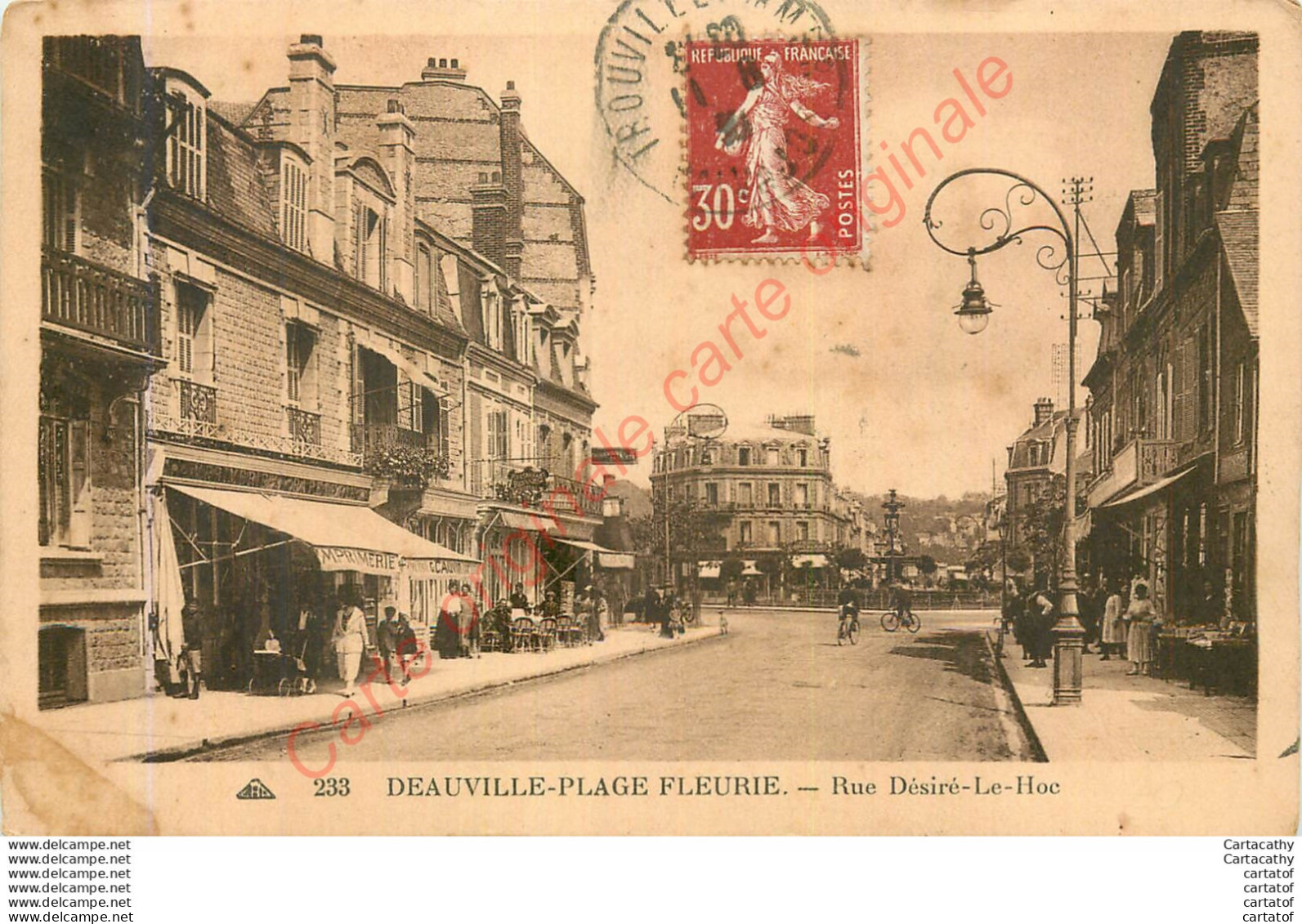 14.  DEAUVILLE PLAGE FLEURIE . Rue Désiré Le Hoc . - Deauville