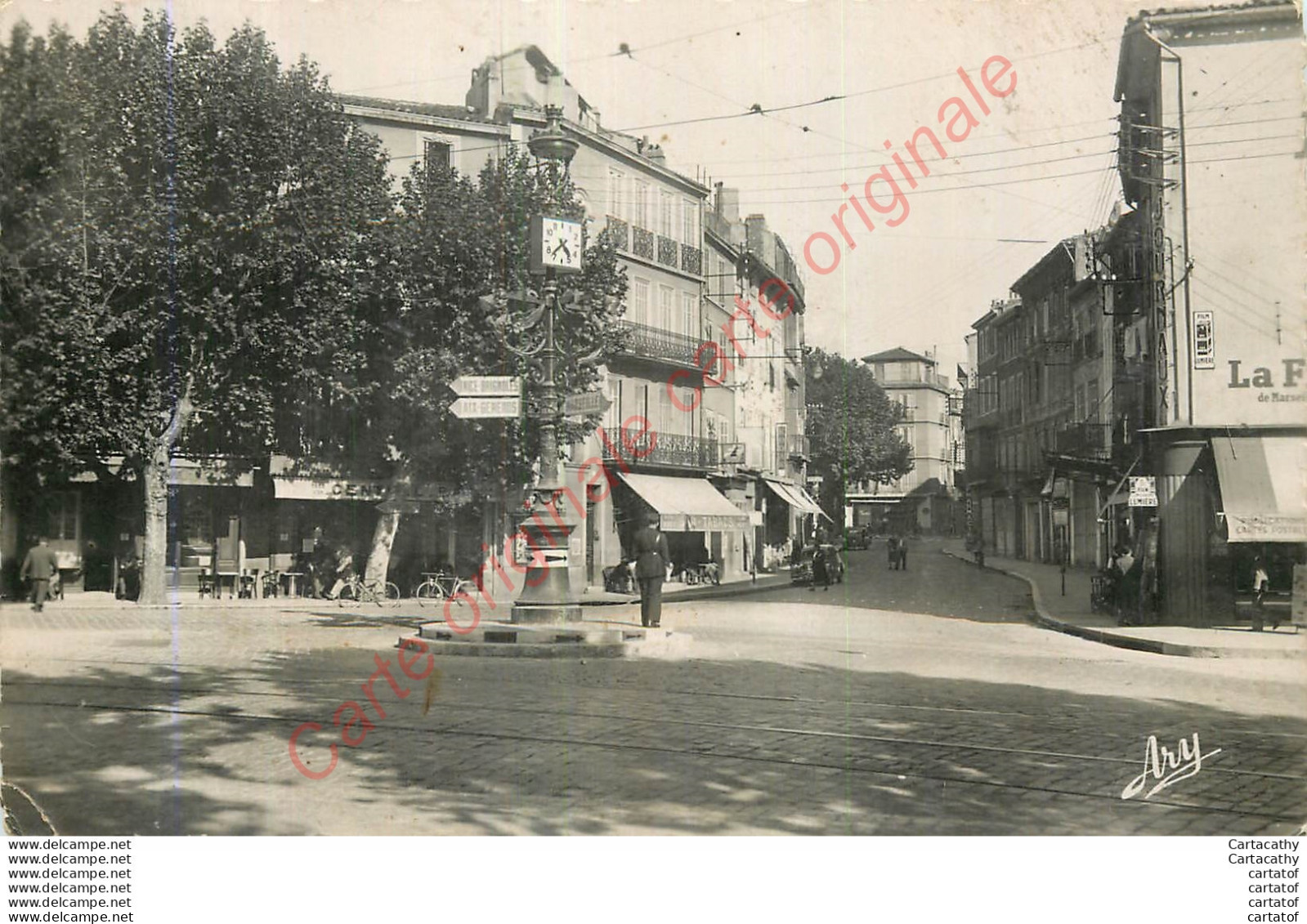 13.  AUBAGNE .  Carrefour Et Rue République . - Aubagne