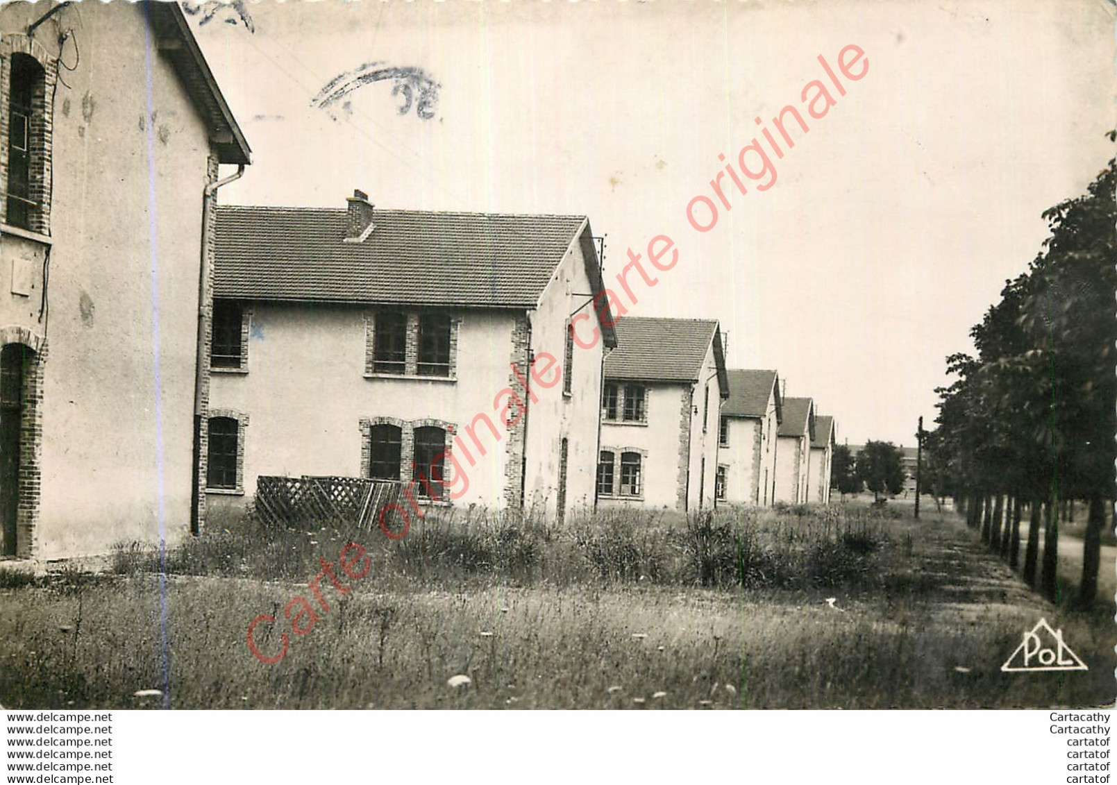 02.  CAMP DE SISSONNE .  Vue Des Casernements . - Sissonne