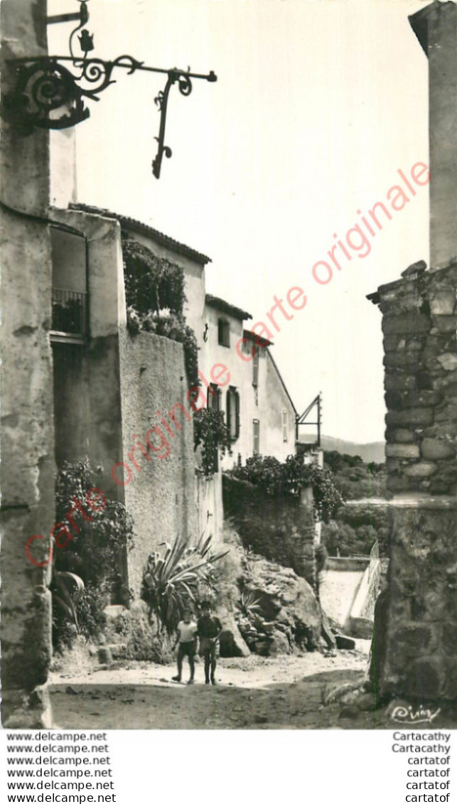 83.  RAMATUELLE . Une Vieille Rue . - Ramatuelle