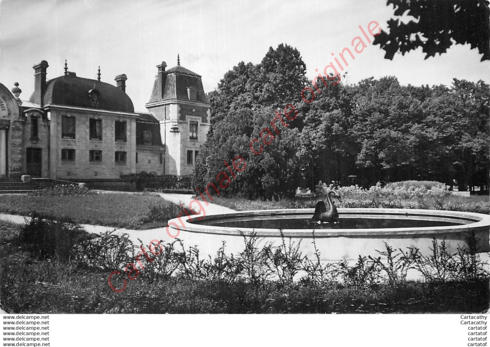 39.  LONS LE SAUNIER .  Fontaine Du Cygne . - Lons Le Saunier