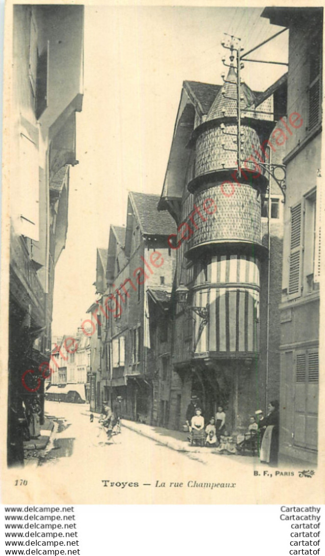 10.  TROYES .  La Rue Champeaux . - Troyes