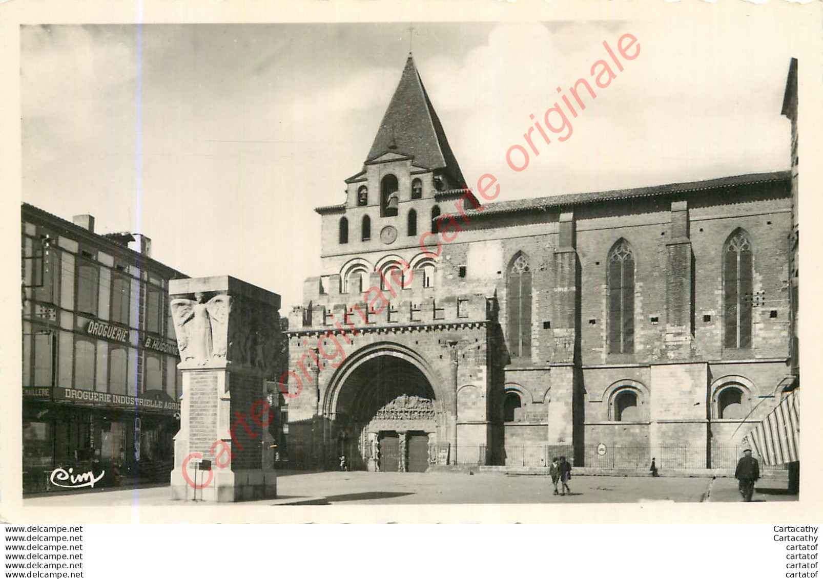 82.  MOISSAC . Abbatiale . Le Portail Et Le Clocher Fortifié . Monument Aux Morts . - Moissac