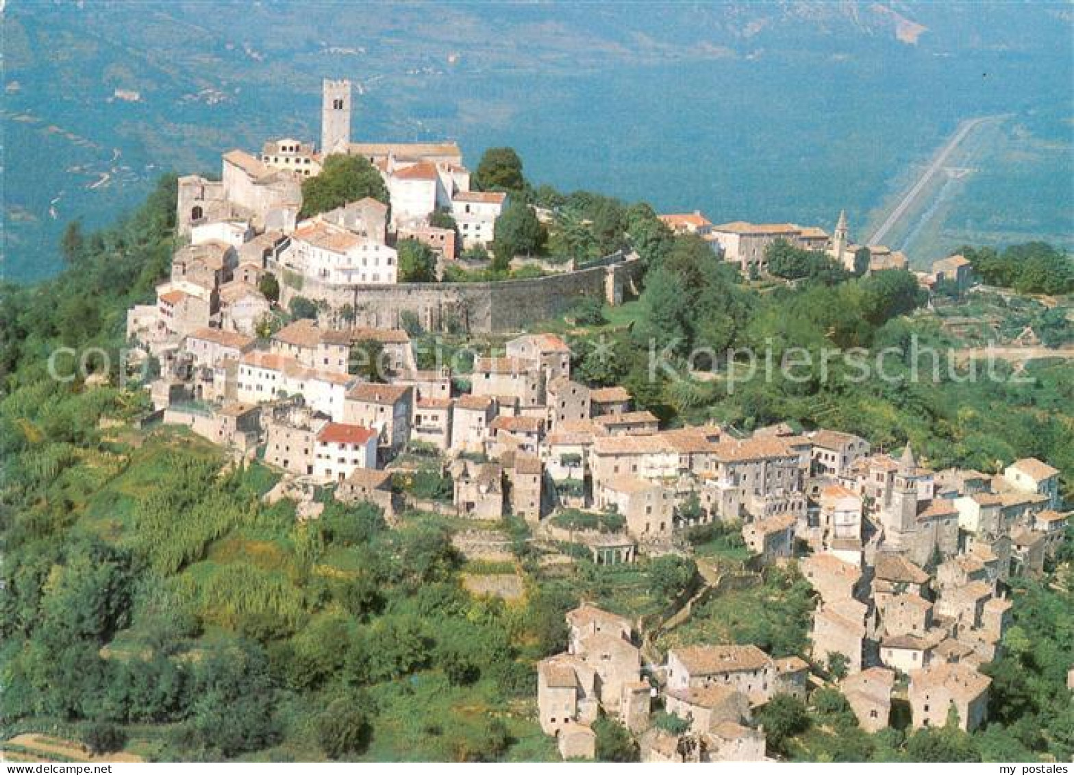 73654970 Motovun Fliegeraufnahme Motovun - Kroatien