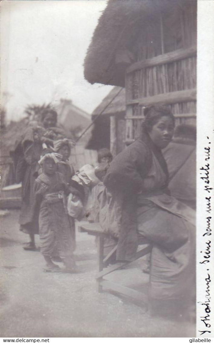 Carte Photo - Japon - Yokohama - Scene De Vie Dans Une Petite Rue - Yokohama