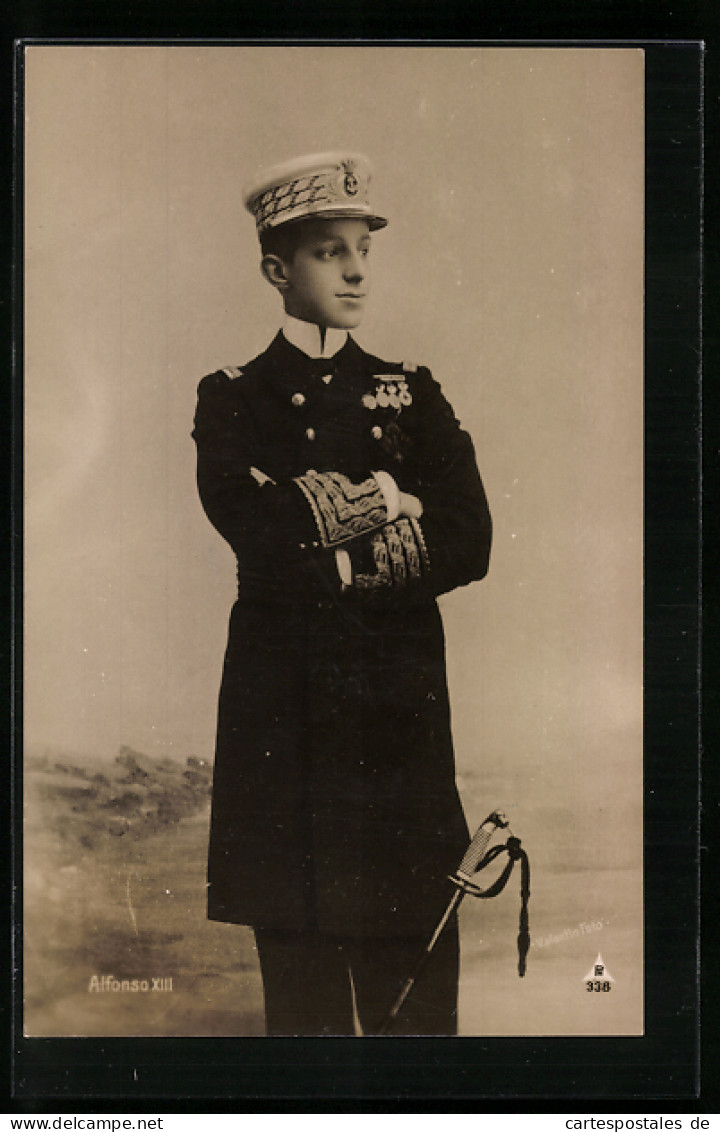 Postal Der Junge König Von Spanien In Uniform Mit Verschränkten Armen  - Familles Royales