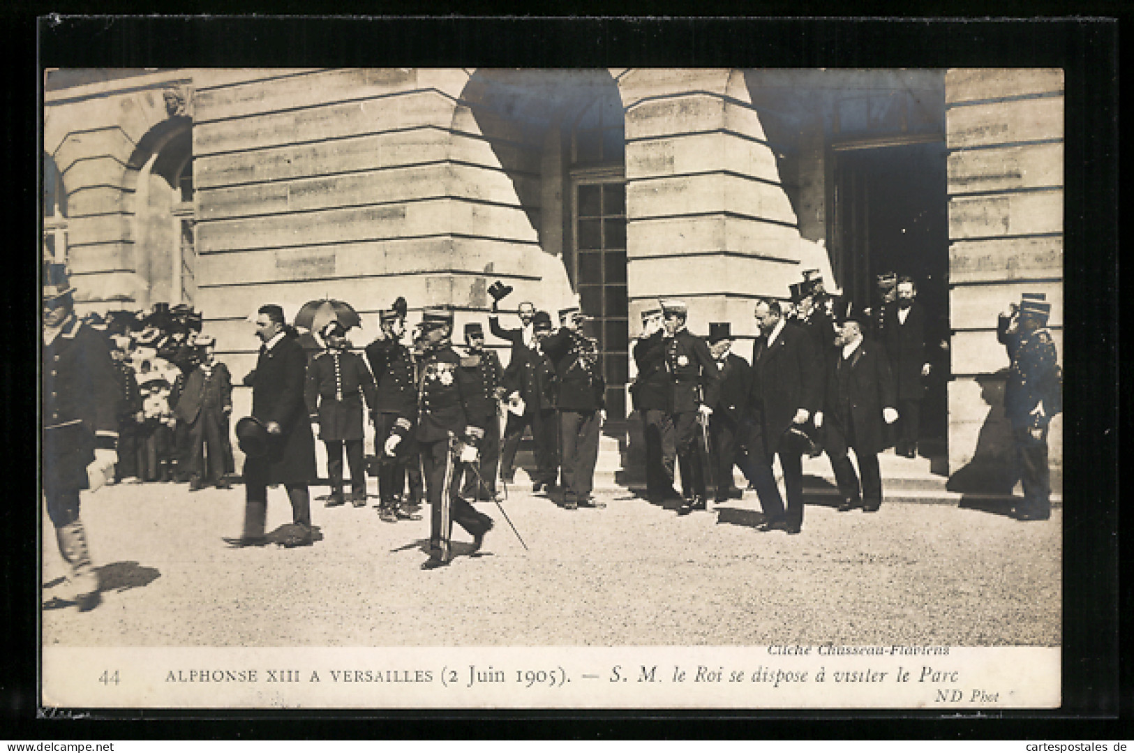 Postal Versailles, Alphonse XIII A Versailles 1905, Le Roi Se Dispose à Visiter Le Parc  - Royal Families