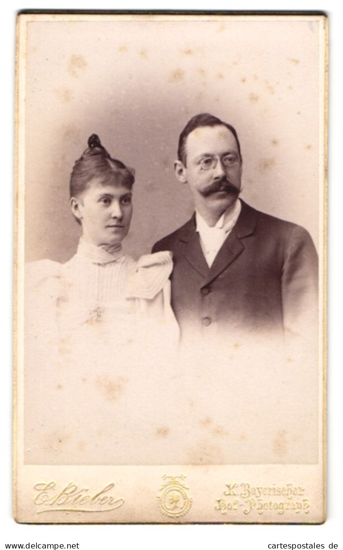 Fotografie E. Bieber, Berlin, Leipzigerstr. 128, Elegante Dame Mit Hochsteckfrisur, Herr Mit Brille Und Schnauzer  - Personnes Anonymes