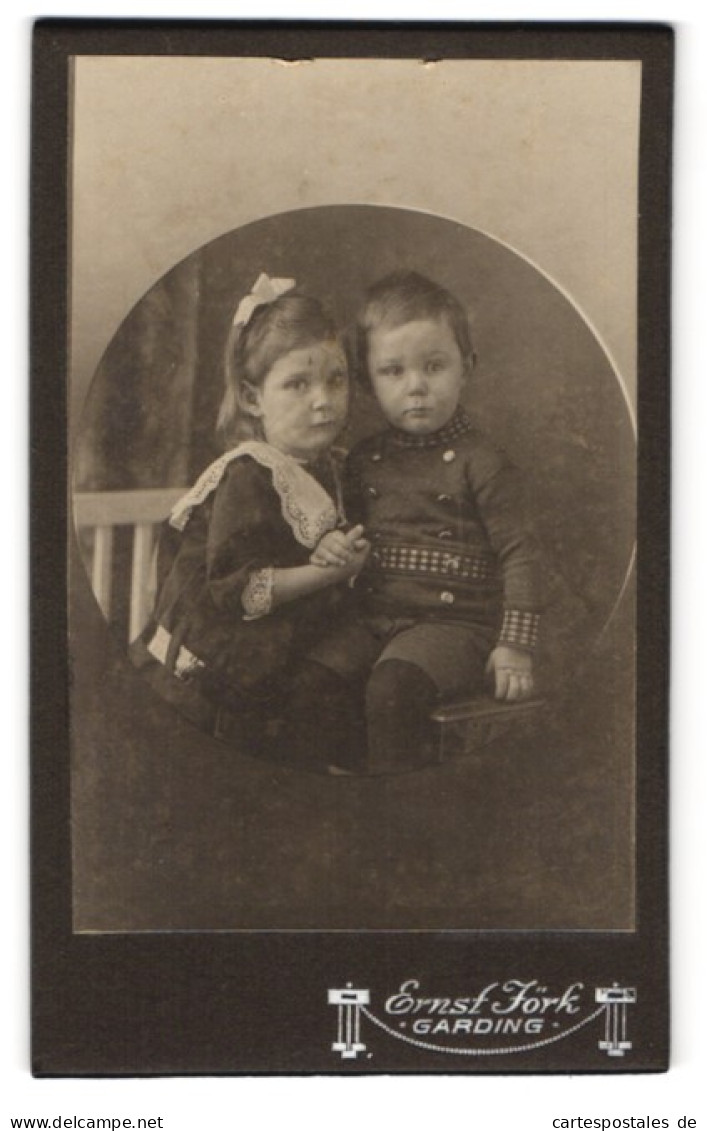 Fotografie Ernst Jörk, Garding, Niedliches Geschwisterpaar In Vertrauter Pose  - Personnes Anonymes