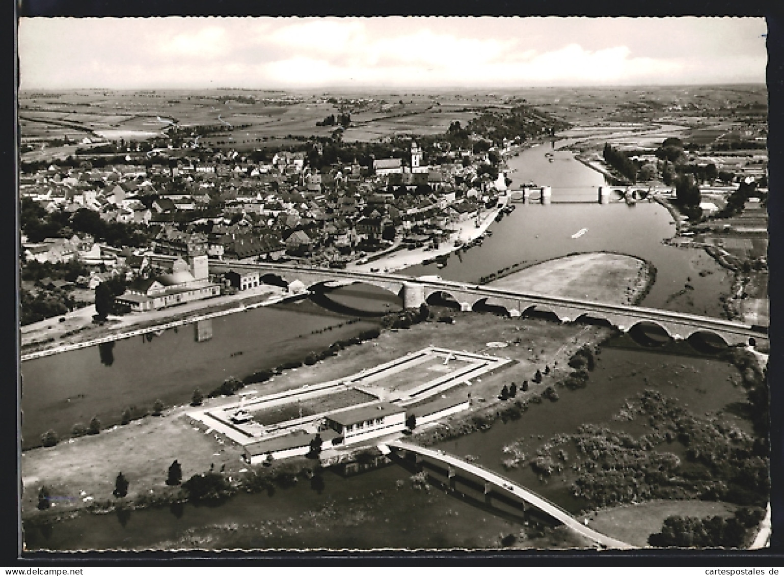 AK Kitzingen, Ortsansicht Am Fluss Mit Brücke  - Kitzingen