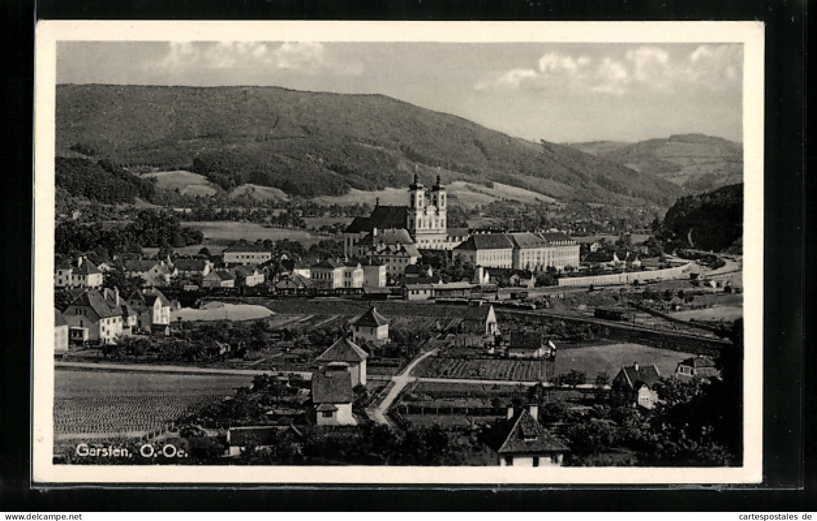 AK Garsten /O.-Oe., Ortsansicht Mit Kirche Vor Hügelkette  - Sonstige & Ohne Zuordnung