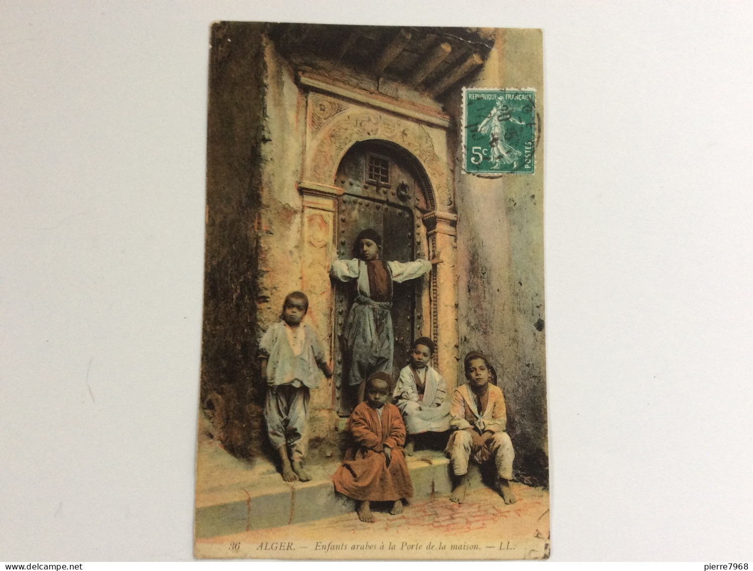 Alger : Enfants Arabes à La Porte De La Maison - LL - Circulée 1910 - Escenas & Tipos