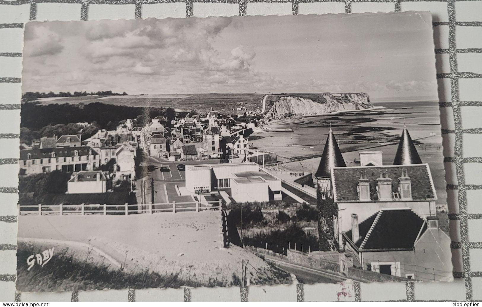 Arromanches. Les Tourelles Et Vue D'ensemble - Arromanches