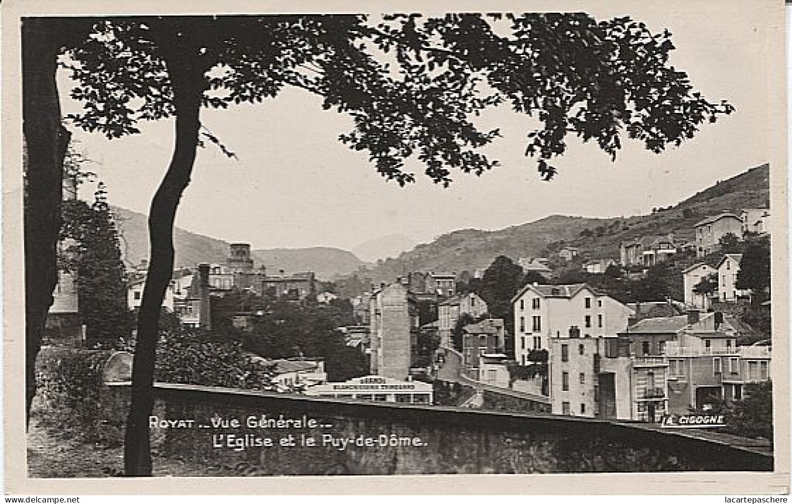 X113971 PUY DE DOME AUVERGNE  ROYAT VUE GENERALE L' EGLISE ET LE PUY DE DOME GRANDE BLANCHISSERIE TRINQUARD - Royat