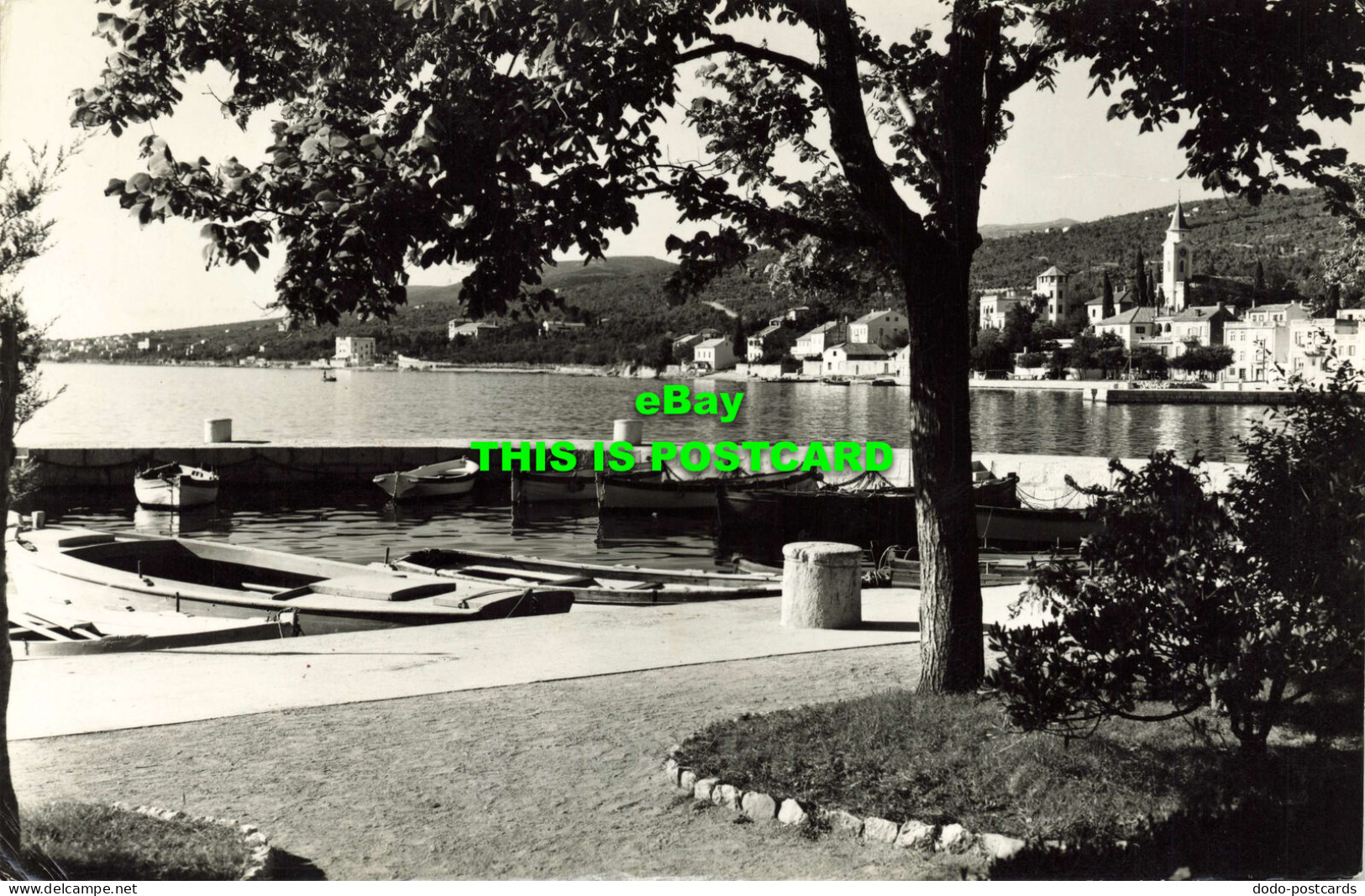 R568902 Unknown Place. River. Boats. Trees - Welt